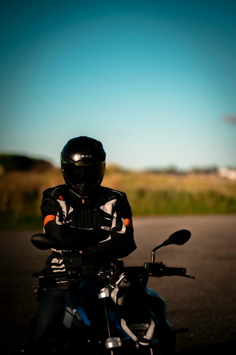 Jak mierzyć ubrania motocyklowe? Dopasowanie kurtki i spodni krok po kroku.